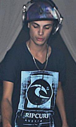 Um jovem garoto de 18 anos, entrando na área de DJ em que o seu setor de música é o eletrônico, superando cada obstaculo de uma vez dando tempo ao tempo.