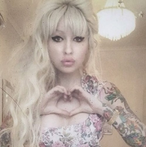 Simplistic city girl. Model. I love dresses. My pets are my babies. Tattoos are sick. Single. RP.