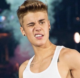 Hello i'm a 15 years old girl, i'm a belieber and i've been to his concert 20th april 2013. I'm danish Follow me and i follow you back;)
I support justin;)