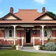 ANZAC Cottage was built in one day in February 1916 as a memorial to those who gave their lives at the Gallipoli landing and as a home for a wounded soldier.