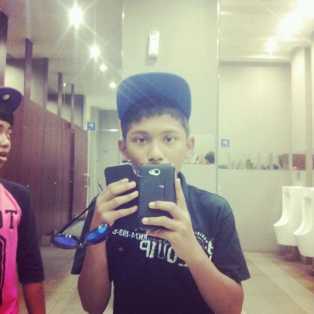 you can call me 'Dyan' . Thirteen years old . I'am K-popers .paling bingung sama yang namanya twitter '-' follow me ya