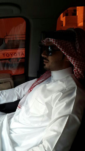 احب الاشخاص الذين يمكنني ان استقبلهم بسروالي وفنيلتي. اغلب تغريداتي من هالراس اليابس. الي من اصحاب الفولو انفلوو يسوقها