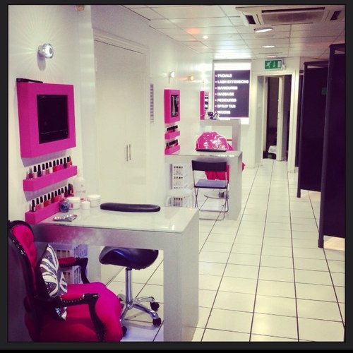 Strawberry Glow chain of salons based in Essex (Loughton/Woodford/Barkingside/Hainault) offering the latest in tanning, hair and beauty.