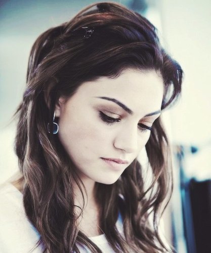 Genesis Tryne Goyle. Slytherin and pureblood, 6th year. Rebellious. Daddy's little girl. One sexy and horny bisexual girl ;)