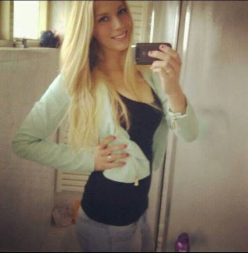 Insta : likelauraxx - 16jaar - Zumba, Boxen - Music -Goudreinet Fresh & Fruity - Comenius Lijstersingel - 4 Havo