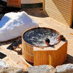 Venez profiter de notre Balnéo de plein air dans un cadre magnifique, un sauna, des soins BIO et un restaurant. La pause bien-être et gourmande par nature !