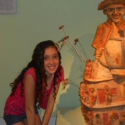 Amo rebeldes,sou caseira gosta de amizades verdadeiras,amo shopping,praia,brigadeiro gosto ser  de feliz e aproiveita cada momento da minha vida!!!