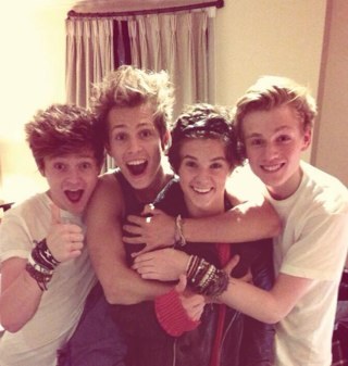 some infinities are bigger than other infinities❤ 2/5 janoskians & @thevampsband☺