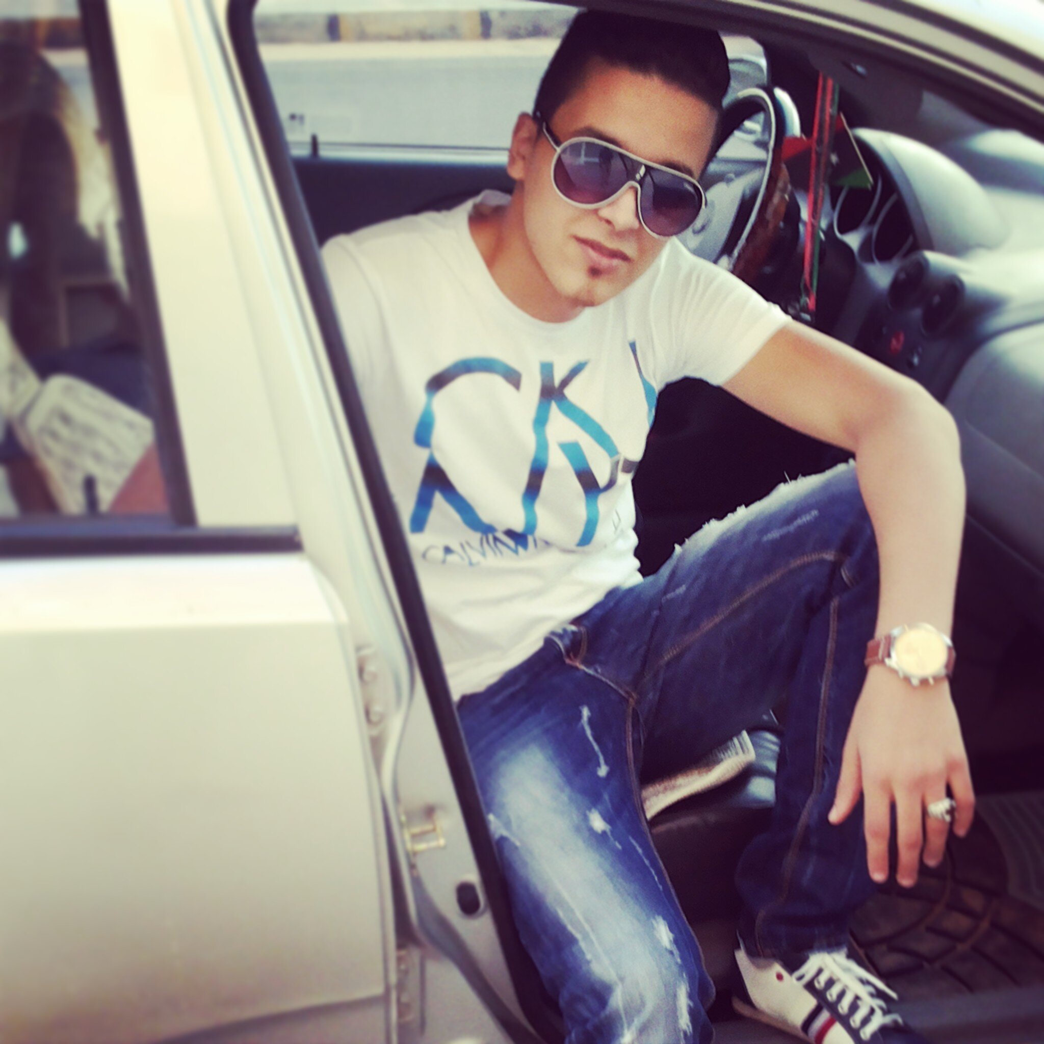 A7medFar7at's profile picture. ‏‏أعَيـشْ وَحدتـي بعِـُزِه وِكَـُرآمَه . .
ولآ اذِلْ نَفسـيّ لْشّخّصْ من اجَلْ كْسِبْ غَرَآامَـه