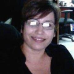 Diseñadora gráfica, pintora, fotógrafa, feminista, a veces escritora  y madre de un chico muy guapo y una bella dama.