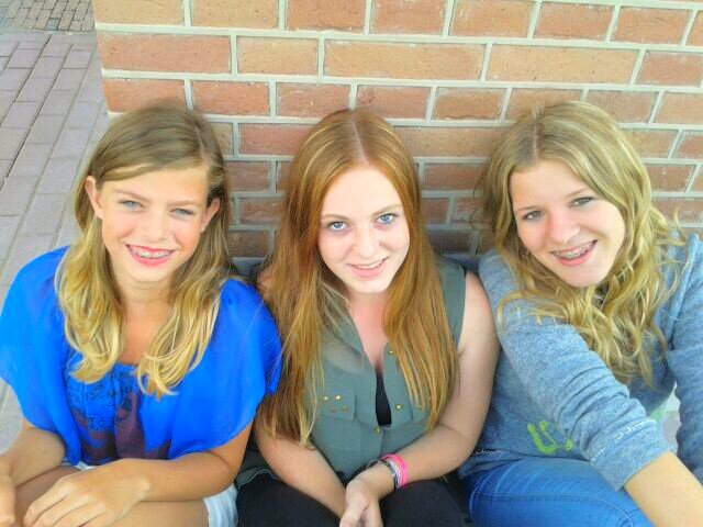 14 jaar • love my Bff @jessievandijk_ & friends ♥ • Niet helemaal 100% ;p