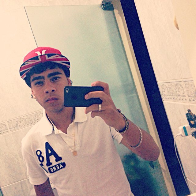Equilibrado, reservado , marrento , estressado, nervoso, ignorante, carinhoso, cor: azul claro! ((:
