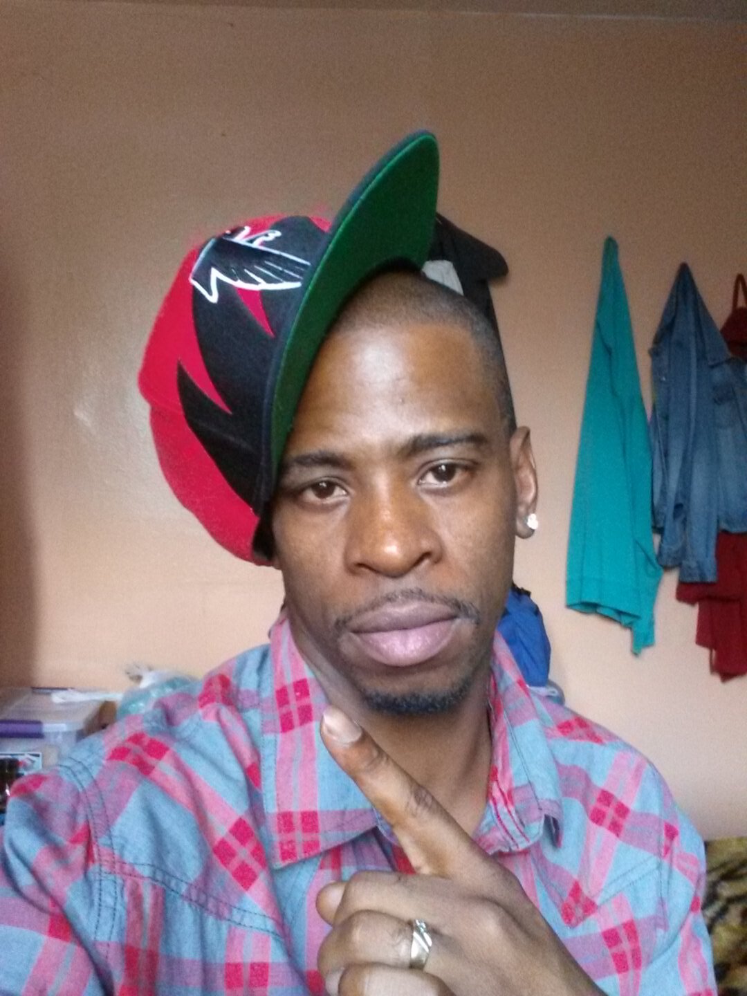 IF U WANT TO KNW HIT MI UP COOL DONT TO EARTH AN GOOD TO KNW