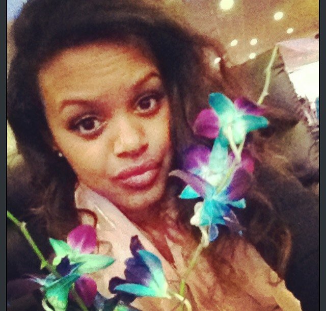 Medium skin girl with a head full of curls, buy me diamonds and pearls and I ROCK YOUR WORLD INSTAGAM:Fatumaa101