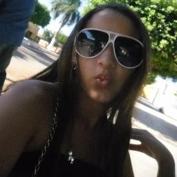 Ou sou tudo ou sou nada. Não suporto meio termos. Sou boba, mas não sou burra. Ingênua, mas não santa. Sou pessoa de riso fácil e choro