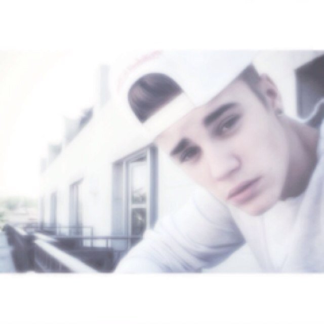 Justin Bieber ❤is my hero The reason why i smile, dont care what others think ❤ 21/2/13 ❤March 1st 1994, 12:56 on a tuesday& it was raining! Love my boy xx