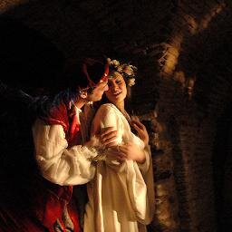 Teatro bajo Tierra, música antigua, danza, conferencias.  Representación de La Celestina. Una fiesta para los sentidos.
