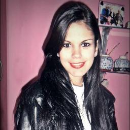 18 anos  , uma menina verdadeira , chata , ciumenta , carinhosa , com muitos defeitos e muitas qualidades . e muito feliz ;D