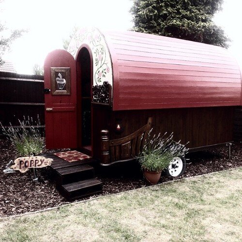 Poppy the gypsy caravan, available for photo shoots, a unique way to promote your business or a unforgettable proposal..im shy, but cute x