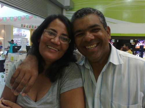 Casada, mãe de dois filhos e serva de Deus.
