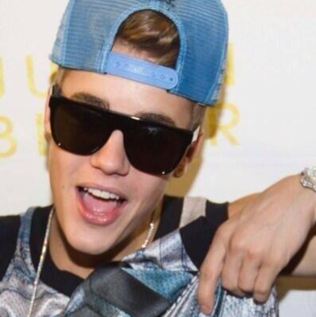 acabas de ganar un follow,sigueme en @bieberusso doy follow back enserio,no me sigas aqui si quieres ✌