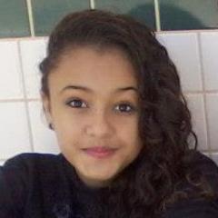 Eu erro. Eu amo. Eu choro. Eu brinco. Eu sorrio. Eu tenho defeitos. Eu tenho qualidades. Eu minto. Eu não sou perfeita, me aceite.