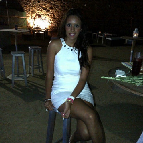 20.morena,alta,ojos marrones... MeGustaElCachondeo :) LL