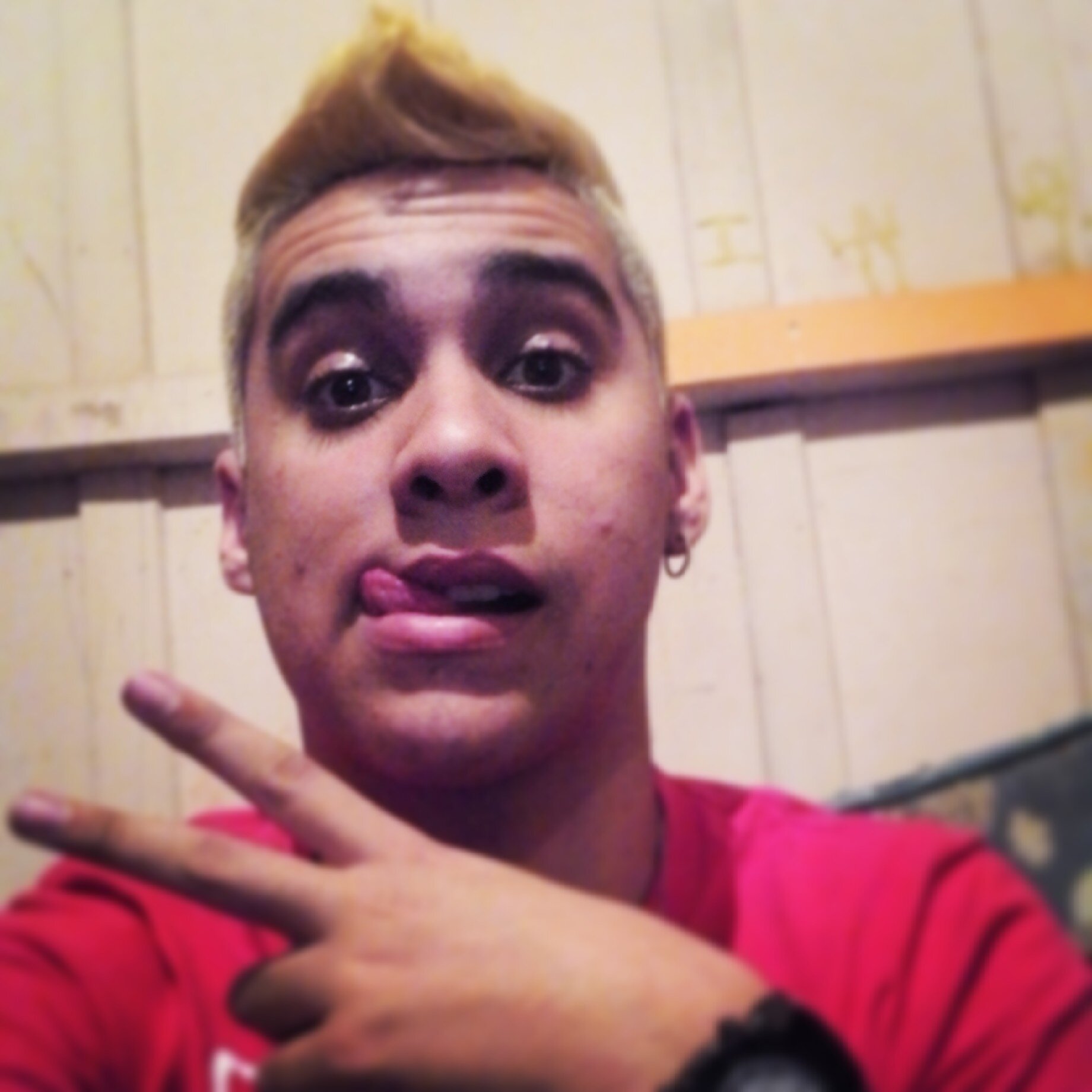 Sempre alegre há!   hey sou Corinthians haha tenho 17 anos capricórniano