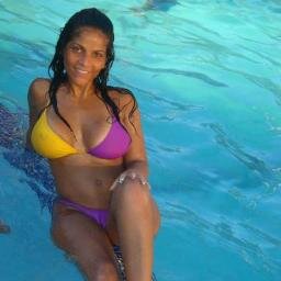 Vivo mi vida sin importarme lo que digan los demás / Por las Buenas soy Buena / Amante de la Playa Mi Única Adicción / Dueña de los #BesitosSalados