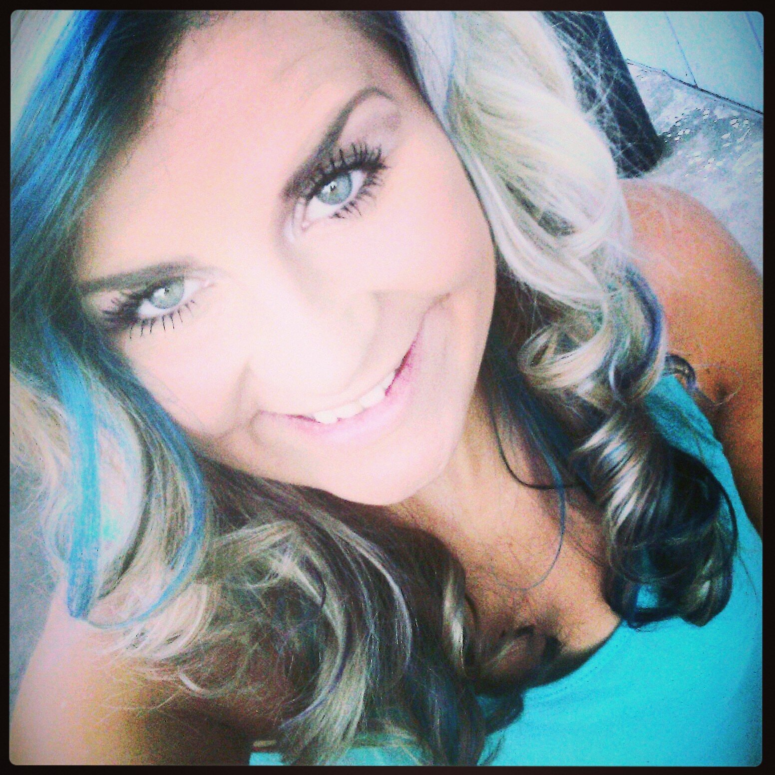 Peace, Love & happiness.. looking good, & feeling good. that's my motto!(: -dont ruin my vibe.