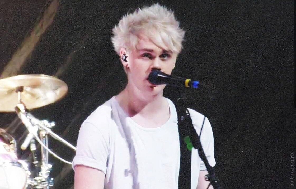 michaelwanks's profile picture. go follow @NlALLSCRACK bc she was kind enough to give you a free follow. ily :)
