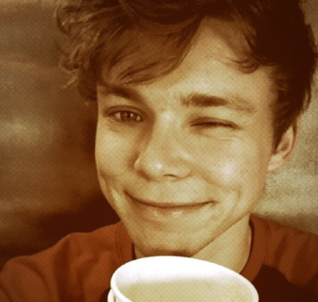 go follow @NlALLSCRACK bc she was kind enough to give you a free follow. ily :)