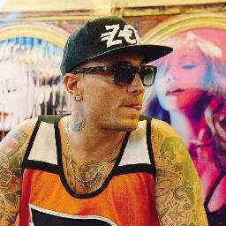 'Ho sempre nascosto i sentimenti come i soldi e le droghe,tra il materasso e le doghe'
Zedef,Cleme,Guè,RH.
Rap=Life