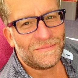 Man, vader, tekstschrijver met ghostwriting als specialisme, fotograaf, dol op koken, eten, drinken en worstelen met overgewicht.