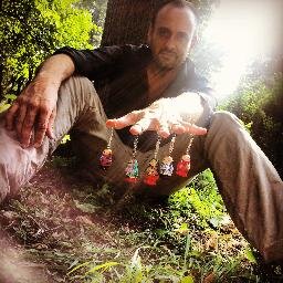 Jugando al ajedrez en un bosque de osos siberianos.
Profesor de Gestión Administrativa.
Me he pasado Darkest Dungeon.
Padre.