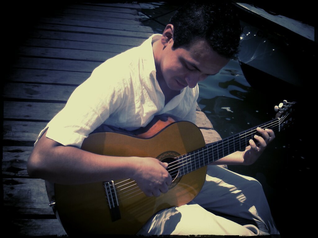 Cantante y músico...
Extrovertido, soñador y un poco Loco..Talentoso y con muchas espectativas.