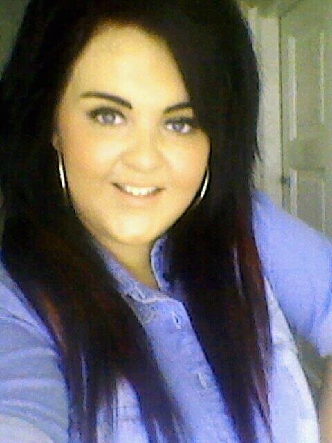 beckyhall09's profile picture. my chain hits my chest when am banging on the radio