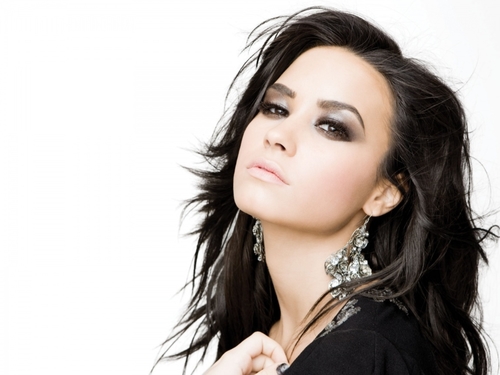 hey im demi lovato. im a singer. i used to play sonny on sonny with a chance. i love my life. and my fans. RP/FL