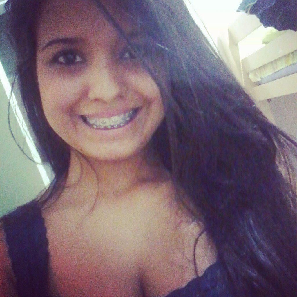 Sou flamenguista feliz, sincera, estressada, preocupada, instável, carinhosa, dedicada, ciumenta, esperta, amorosa, focada, desconfiada, realista e sagitariana.