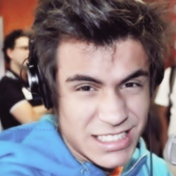 Fã Clube dedicado ao @pelurestart. Since : 12/03/2013. E se estiver frio lá fora mostre ao mundo o calor do teu sorriso. ♥