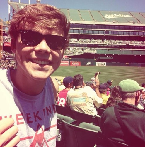 dont give up ashton will follow you baby :) he will notice you dont give up I LOVE YOU ALL BBYZ