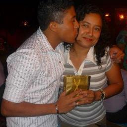TE EXTRAÑO TANTO ASÍ, QUE AUNQUE ESTAS LEJOS DE MÍ,
AL ESCUCHAR TU VOZ TE SIENTO AQUI,TE QUIERO SOLO A TÍ.