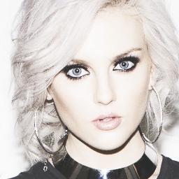 Perrie Edwards es mi modelo a seguir en la vida :3 . Tanto por su sentido de la moda como por su gran voz y su simpatia .Amo con locura Zerrie.