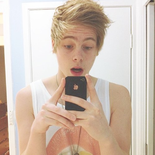 Follow me or you die E3, 1D 5sos Little Mix Cher Lloyd Fifth Harmony AND MORE WOOP WOOP