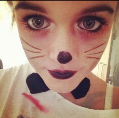 hi xx I love my brother Louis!, if you think that I am fake don't follow me @hazzanotfake priv account of harry ♥
