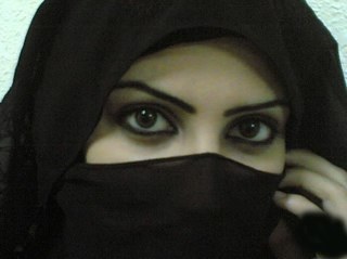 الحب شاطي والعواذل سفينة
والقلب عمره ما جمع حب شخصين

والعشق دولة والمشاعر مدينة
والشوق جمرة والجفا طعن سكين