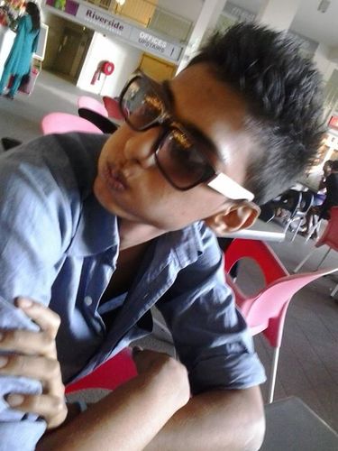 am funny cool and like to make friends.. :)