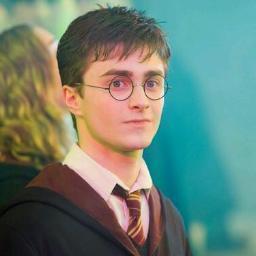 Kamu Potterheads? Dan suka dikepoin? Klik tombol Follow, dan TEEL kamu langsung dipenuhi pertanyaan seputar Harry Potter! [Adik Rita Skeeter]