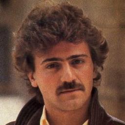 Ancien manager de Sylvain Mirouf, je dirige maintenant le fan club de Phil Barney, d'ailleurs j'attends un seul enfant de lui.