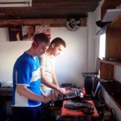 Programa de radio de http://t.co/k4TQn7byiX a manos de @franciisco96 y @RViolero95 siempre con el mejor house y comercial del momento .